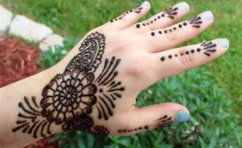 Henna designs for palm while arabic henna designs are usually large, floral patterns on the hands, indian mehndi involves fine, thin lines for lacy, floral and paisley patterns covering entire hand and also forearms. 16 Amazingly Easy Mehndi Designs for Hands and Feet - Easyday