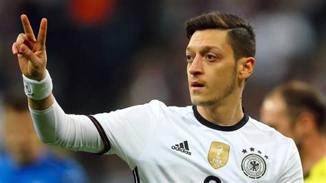 Er wurde 1892 wieder aufgelöst. Die zwei Özils: Mesut Özil bei der Fußball-EM 2016 in ...
