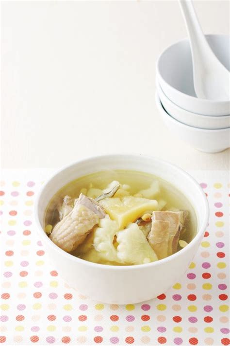 A world of variety awaits you in this endless array of chicken soups! pineapple bitter gourd chicken soup | Taiwanese cuisine # ...