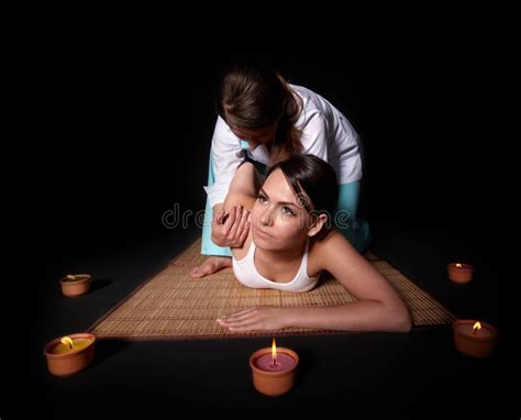 belle fille ayant le massage thaï image stock image du caucasien médecine 16989987