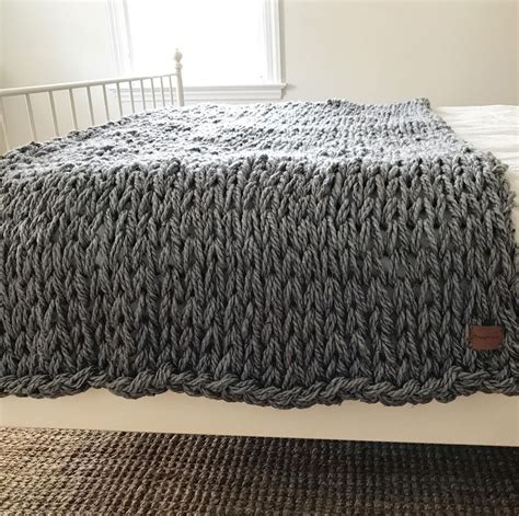 How to make a chunky knitted blanket: Arm Knit a Blanket in 45 Minutes by Simply Maggie ...