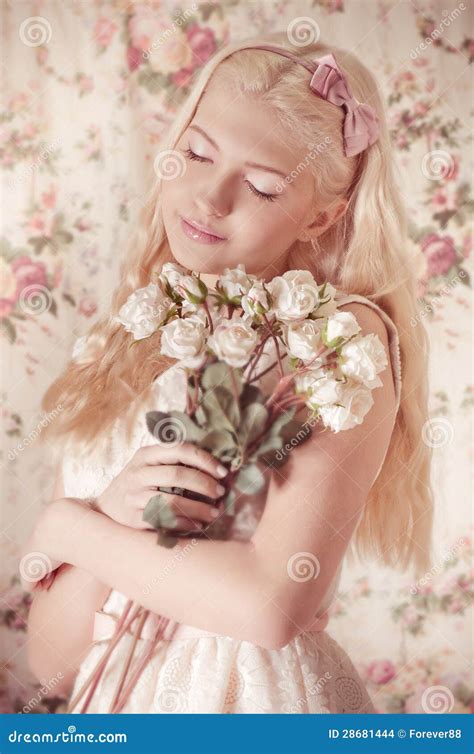 Jeune Fille Avec Le Bouquet Des Roses Photo Stock Image Du Flore