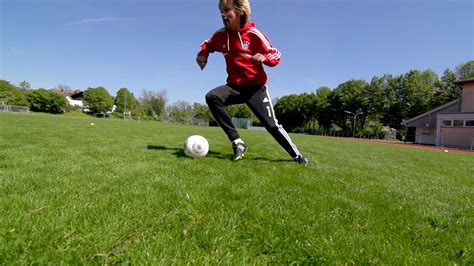 Nifty moves & clever tricks for young soccer players - SOCCERCOACHCLINICS