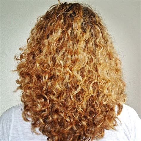 Curly girls completely understand the importance of a smart haircut choice, along with an arsenal of daily hairstyles to keep thick ringlets under control during every season. Curly Hair Routine for Gorgeous Type 3a Curls | Curly hair ...