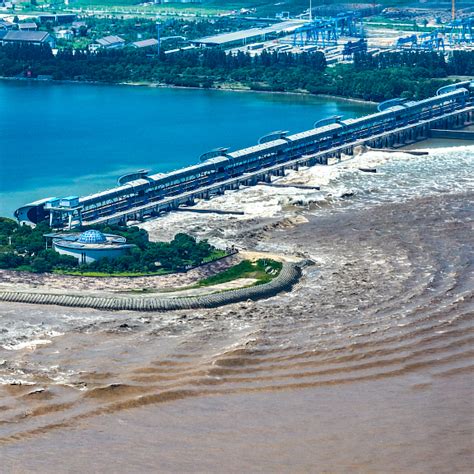 Live Watch The Worlds Largest Tidal Bore In Qiantang River E China