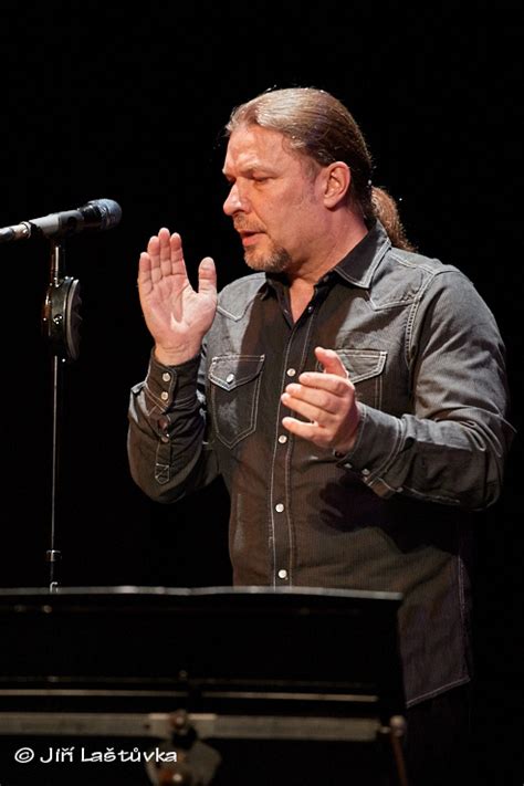 Jednou nebe zavolá, díky vám a d taky naše hříchy těl. Petr Kolář - tour 2017 - „Jednou nebe zavolá" - Foto-noviny