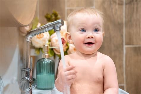 Primer Plano Bebé Bañándose En El Lavabo Del Baño Sonrisa De Niño
