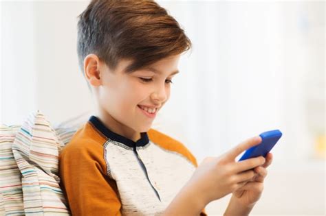 ¿deberias Regalarle Un Smartphone A Tu Hijo