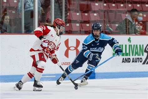 Womens Hockey Terriers Come Up Short In 3 2 Loss At Frozen Fenway