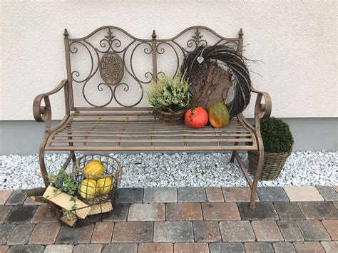 Die bäume werden bunt, das laub fällt, der garten wird leerer. Herbst Deko Bank Garten | Deko herbst, Bänke garten, Deko