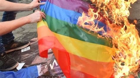 Fox news reported that a roman catholic priest was removed from his post in a chicago neighborhood by his cardinal (bishop) and sent away for pastoral support for burning an lgbt rainbow flag. Usa, incendiò la bandiera Lgbt: condannato a 16 anni di ...