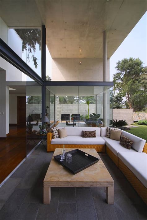 Modern Rectangular-Shaped House Boasting an Elegantly ...