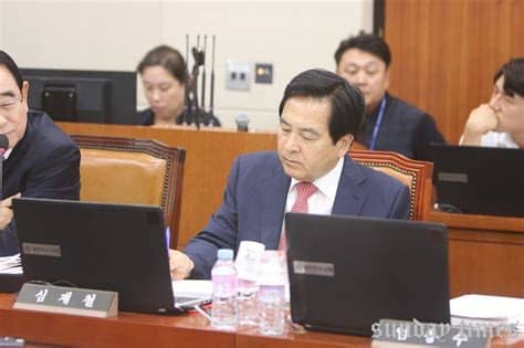 뉴스큐 정청래 의원, 시위중이던 국민의힘 의원들과 충돌. 심재철 의원, 지역구 안양시 동안구에서 의정보고회 개최 ...