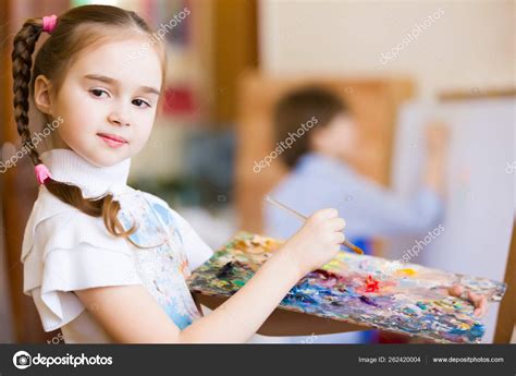 Petite Fille Mignonne Avec Pinceau Chevalet Image Libre De Droit Par