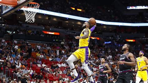 Lebron James Scores 51 Points Lakers Roll Past Heat 113 97 Baltimore Sun
