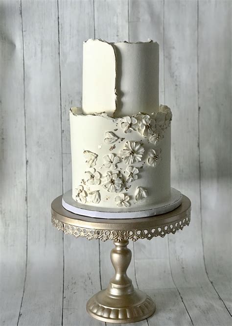 Also, unlike traditional cakes, cupcakes offer a variety of flavors such as chocolate cupcakes with vanilla or whipped cream frosting. Buttercream flowers | Sculpted cakes, Grooms cake, Types of cakes