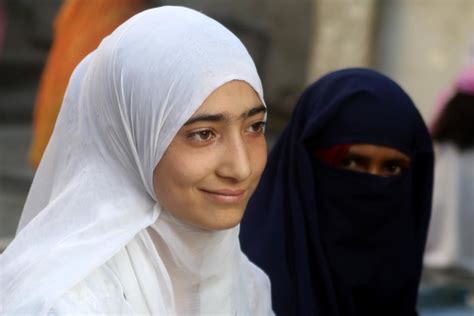 Beauty Srinagar A Beautiful Kashmiri Girl With Her More Flickr