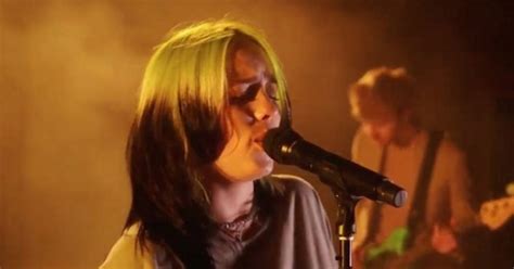 Billie eilish fans have reacted to the singer's new apple tv+ documentary. Billie Eilish teases documentary, 'The World's A Little Blurry' - Breitbart