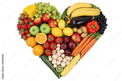 Obst und Gemüse als Herz Thema Liebe und gesunde Ernährung Stock Foto