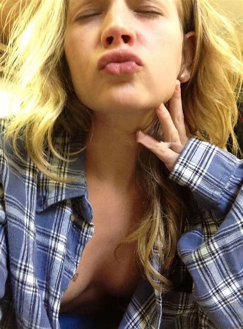 Britt Robertson New Leaked Selfie Photos The Fappening
