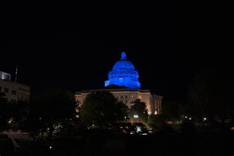 Photos Capitol Dome Shines Blue In Honor Of Fallen Law Enforcement