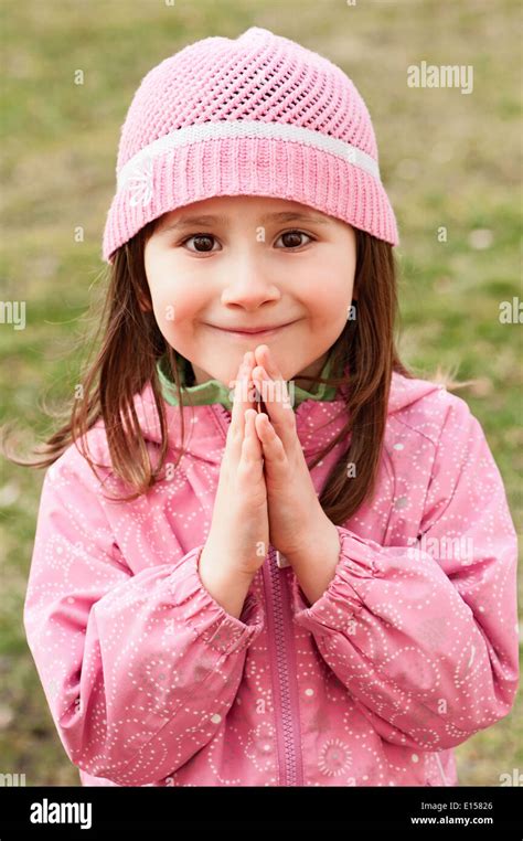 Cute Little Girl Praying Jesus Hi Res Stock Photography And Images Alamy