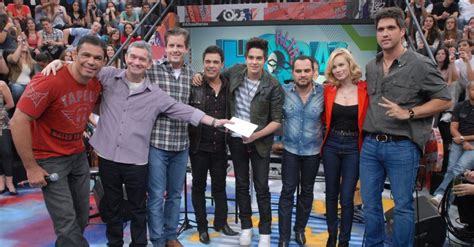 A resposta de wanessa é humilhante! "Altas Horas" homenageia vinte anos da dupla Zezé di ...