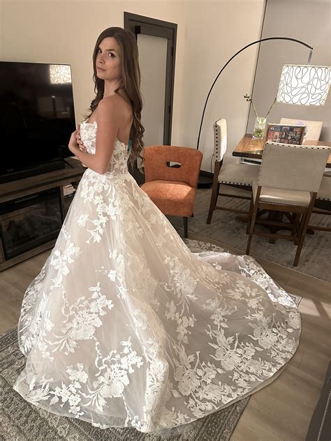 Monique Lhuillier Maeve New Wedding Dress Save 22 Stillwhite