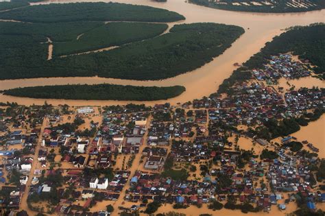 Heavy rains fell for about an hour on saturday, washing away vehicles. Understanding Flood Risk in Malaysia through Catastrophe ...