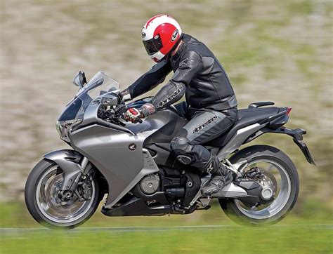 Not sure which type is the best for you? HONDA VFR1200F DCT (2010-on) Review | Specs & Prices | MCN
