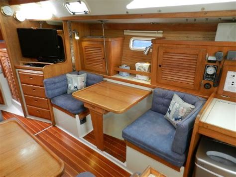 Inside you'll find a kitchen, living area, dining area, three bedroom cabins, and two bathrooms. #sailboat | Interiores, Veleiro, Veleiros