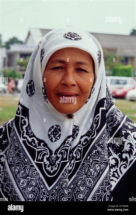 1 One Malaysian Woman Malay Woman Elderly Woman Head Covering Head Scarf Padang Mat Sirat