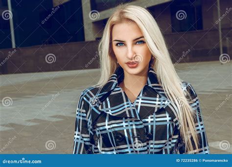 cutie blondynki młoda dorosła kobieta z niebieskimi oczami l i zdrową skórą zdjęcie stock