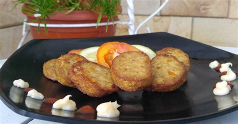 Kocok telur bahan kulit rolade, kemudian buat tiga dadar tipis di wajan antilengket. 447 resep rolade ayam enak dan sederhana - Cookpad