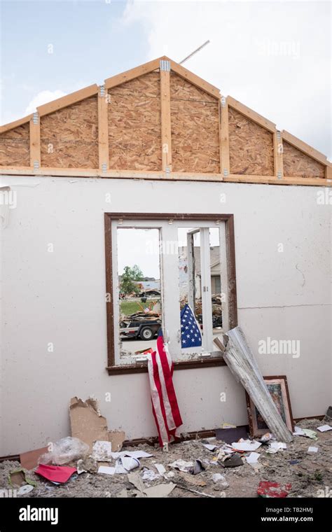 Los Restos De Una Casa Son Vistos Después De Un Tornado Azotó La Zona