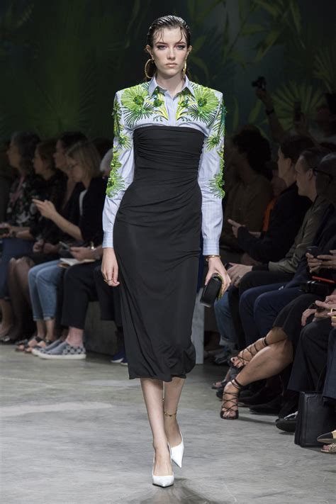 To hear more about our latest offers and new collections. VERSACE SPRING SUMMER 2020 WOMEN'S COLLECTION | The Skinny ...