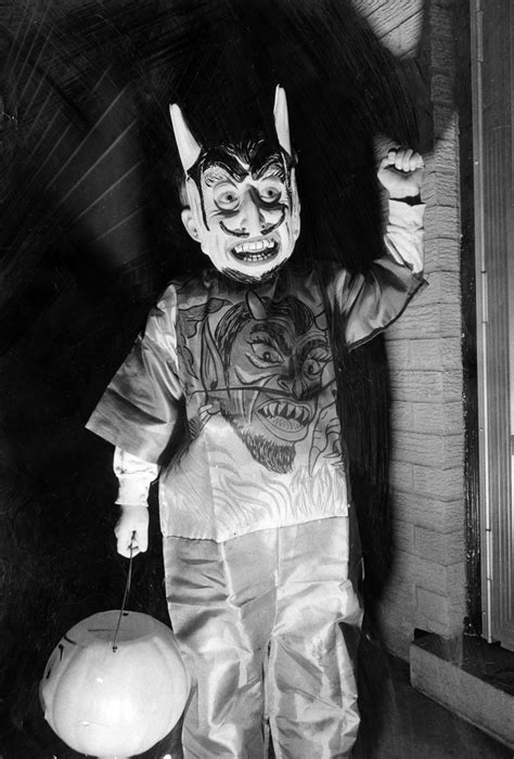 21 Vintage Halloween Photos That Are So Creepy Theyll Give You Nightmares