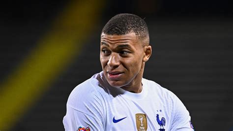 Though due to his parents, he has cameroonian and algerian ancestry, which made him eligible to play from any of. France: positif au coronavirus, Kylian Mbappé quitte les ...