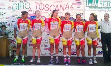 Giro Di Toscana Le Cicliste Si Presentano Quasi Nude E Polemica