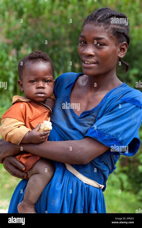 Mother And Daughter Ethiopia Hi Res Stock Photography And Images Alamy