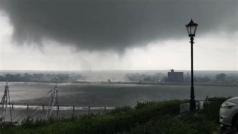 Trąba powietrzna (tornado, tajfun, twister) trąby powietrzne zwane inaczej tornadem, tajfunem lub twisterem pojawiają się zazwyczaj w prawej, tylnej części układu burzowego. Trąba powietrzna nad Płockiem. Jedna osoba ranna - WP Wiadomości