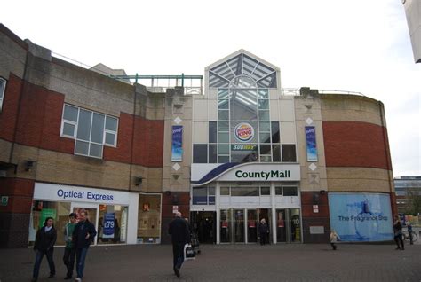 County Mall Crawley © N Chadwick Cc By Sa20 Geograph Britain And