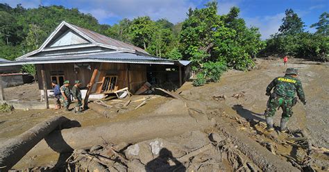 Jika kamu bermimpi melihat banjir bandang atau tsunami, tak perlu panik. 10 Orang Tewas dalam Banjir Bandang Garut & Longsor di ...