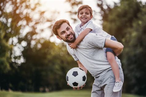 Niño Pequeño Que Se Divierte Jugando A Fútbol Con Su Papá Imagen De