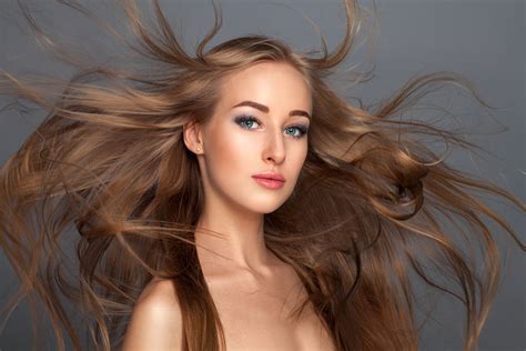 一个深色的女孩 留着一头又长又亮的卷发 波浪形发型的漂亮模特 头发的护理和美丽素材 高清图片 摄影照片 寻图免费打包下载