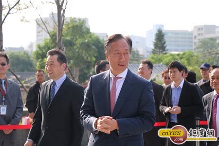 The site owner hides the web page description. 鴻海重整夏普出招 2017年新人招募倍增 - Yahoo!奇摩股市