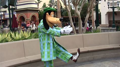 Disney Character Goofy Meet And Greet At Disneylands Toontown Youtube