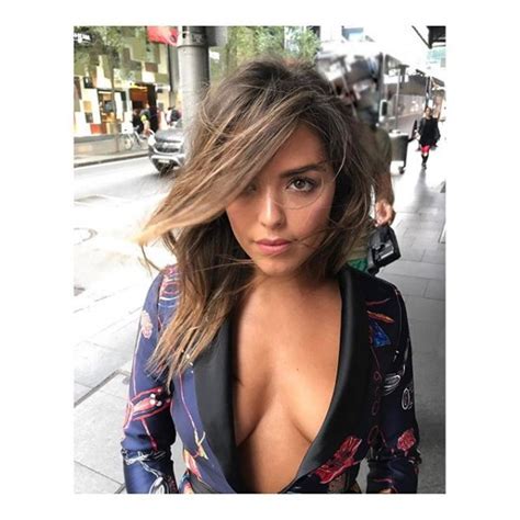 Olympia Valance Flaunts Her Cleavage Photosimagesgallery 66130