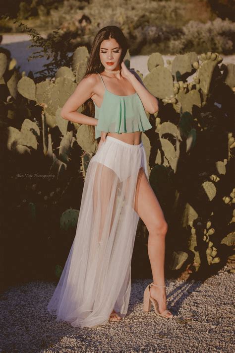 Try various poses (as on the example above) in a different place each time and take photos of all these poses. girl posing ideas, simple poses, model pose idea, fort ...