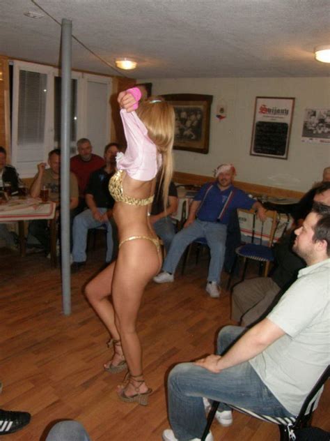 Śliczna Czeszka robi striptiz w barze NagieAmatorki net